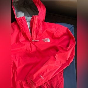 North Face Rain Coat. Pullover, 1/4 zip, with front kangaroo pocket. Women’s XS